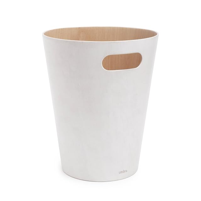 Cestino in legno Umbra Woodrow in un ufficio in casa