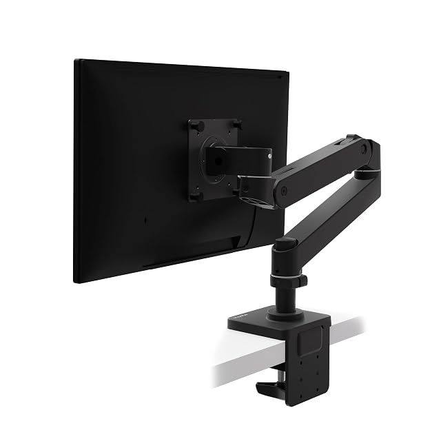 Braccio per monitor Ergotron LX Pro che sostiene un monitor grande sopra una scrivania